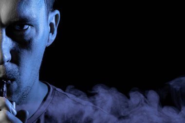 Ciddi bir f üzerinde bir gölge ile adamın yarım yüz parçası Portresi