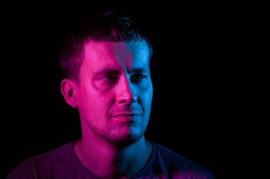 Kafası yan lara çevrilmiş bir adamın portresi vurgulanmış i