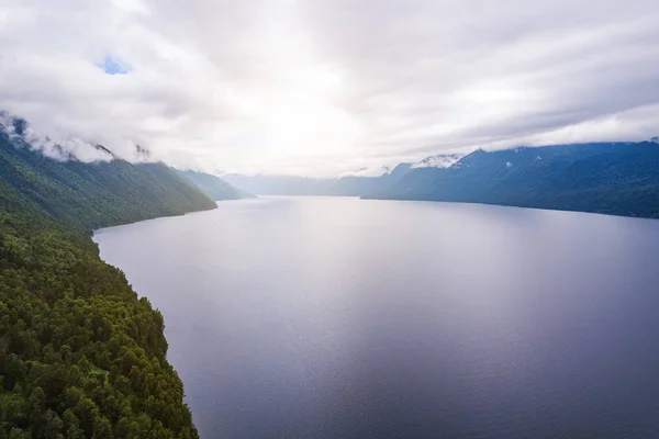 アルタイ山の間のテレツコエ湖の航空写真 — ストック写真