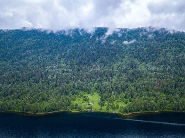 Klein huis in het Altai-gebergte in de buurt van het meer, omringd door g — Stockfoto