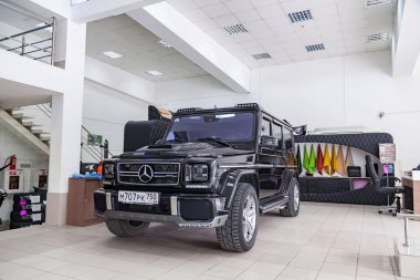 Siyah araba Merced ile bir bayilik showroom sergi