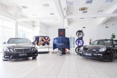 Sergi iki siyah araba P ile bir bayilik showroom