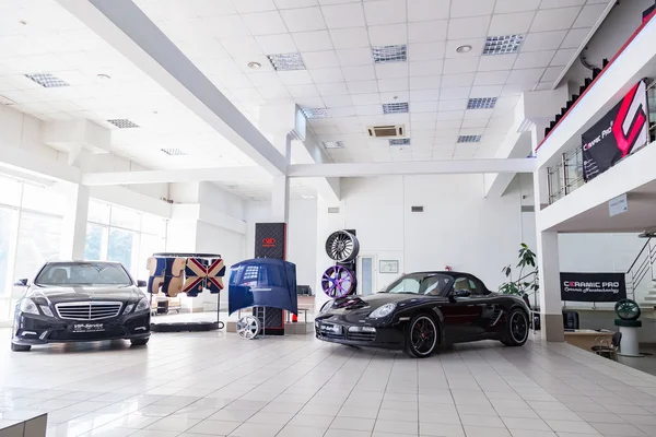 Sergi iki siyah araba P ile bir bayilik showroom — Stok fotoğraf
