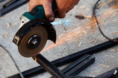 Yakın çekim görünümü güçlü adam usta kollarında eldiven olmadan, gerçekleştirir