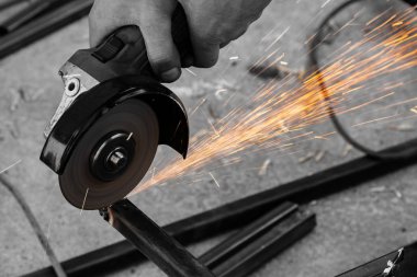 Yakın çekim görünümü güçlü adam usta kollarında eldiven olmadan, gerçekleştirir