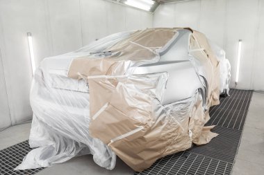 Otomobil servis atölyesinde gümüş araba boyama. Otomobil endüstrisi.