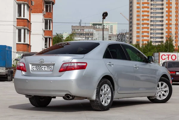 Vista trasera de Toyota Camry 2006 en color plata después de la limpieza ser — Foto de Stock