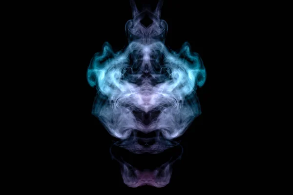 Мистическое изображение головы призрака или инопланетянина из зеленого и фиолетового цветов — стоковое фото