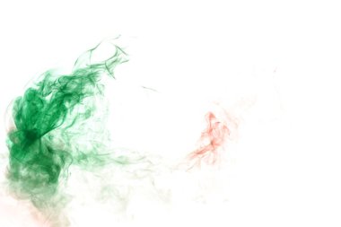 Beyaz izole arka plan üzerinde dalgalı yeşil duman veya mürekkep deseni. 