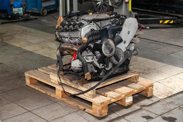 Motor de recambio utilizado en una plataforma montada para su instalación en — Foto de Stock