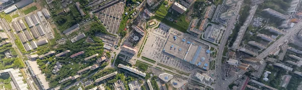 Vista aérea panorámica de un gran centro comercial con parking wh —  Fotos de Stock