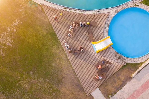 Vista aérea de um grupo de crianças em um acampamento de verão sentado em um — Fotografia de Stock