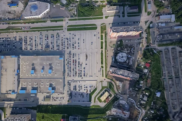 Vista aérea panorámica de un gran centro comercial con parking wh — Foto de Stock