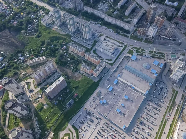 Vista aérea panorâmica de um grande centro comercial com estacionamento wh — Fotografia de Stock