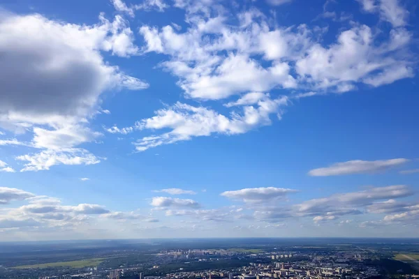 Photo panoramique de la ville en hiver d'un ciel bleu clair aérien — Photo
