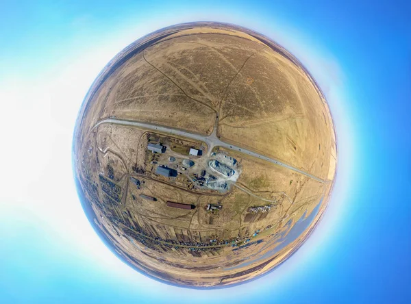 Aerial 360 kis bolygó kilátás egy kis üzem a VOATKOZÓ — Stock Fotó
