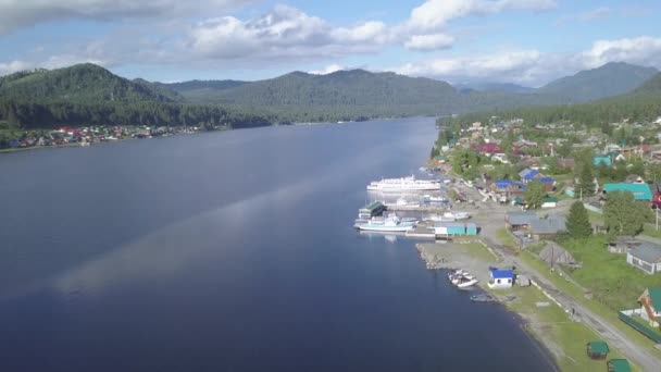 Vista Aérea Voando Acima Cais Teletskoye Lake Com Navios Navios — Vídeo de Stock