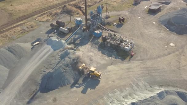 Vista Aérea Una Excavadora Tractor Amarillo Transportando Piedra Triturada Cemento — Vídeos de Stock