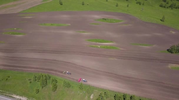 Vista Aérea Tractor Granja Campo Durante Arado Tierra Para Cultivo — Vídeos de Stock