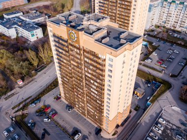 Üç altın konut evlerinin girişinin Havadan Görünümü 