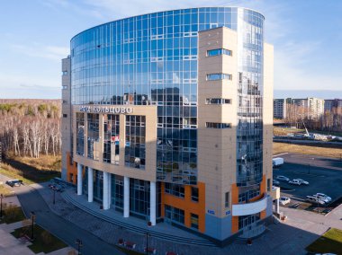  Ofisler ve otopark ile bulding için bir giriş havadan görünümü