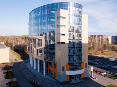  Ofisler ve otopark ile bulding için bir giriş havadan görünümü