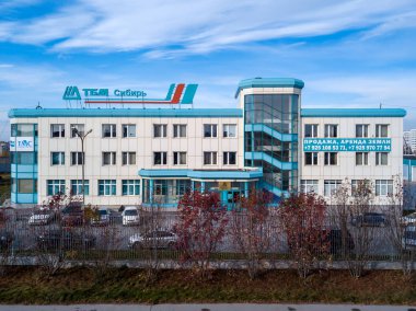 Ofisler ve otopark ile bulding için bir giriş havadan görünümü 