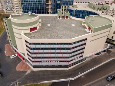 Otopark ile büyük çok katlı otopark girişinin Havadan Görünümü 