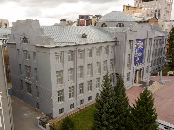 Letecký pohled na vstup do šedé budovy muzea umění s parkem — Stock fotografie