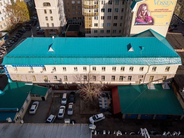 Aerial View of one entrance to bulding with offices and parking — Stock Photo, Image