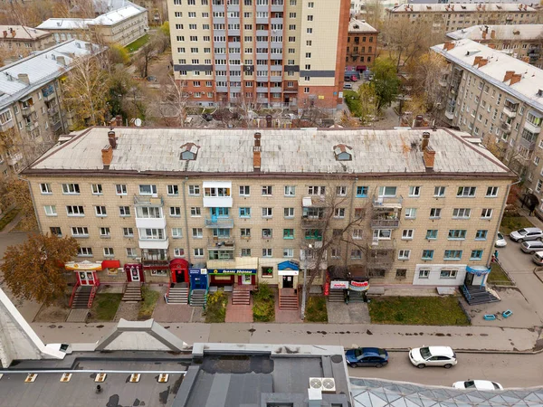 Aerial View of one entrance to old residential house with parkin — Stock Photo, Image