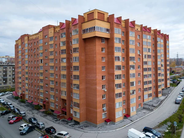 Vista aérea de una entrada a casa residencial hecha de marrón —  Fotos de Stock