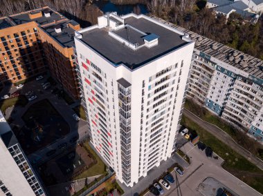 Par ile beyaz konut evlere bir giriş havadan görünümü