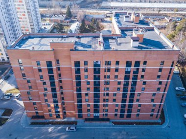 Kahverengiden yapılmış konut ait bir girişin havadan görünümü