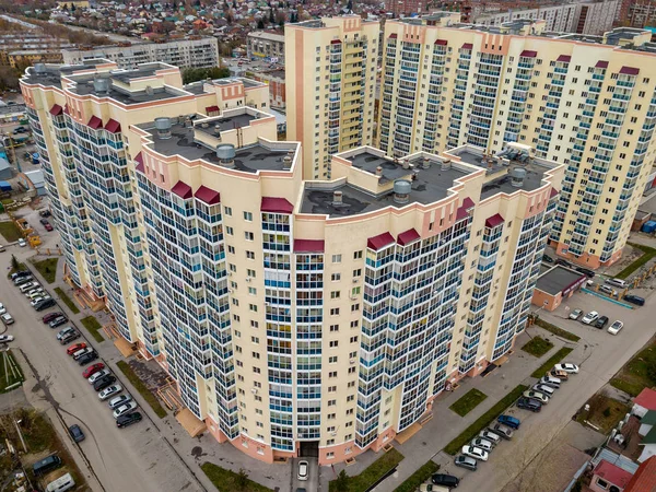 Vista aérea de una entrada a casa residencial con parking ca —  Fotos de Stock