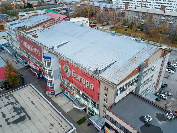 Aerial View of one entrance to bulding with offices and parking — Stock Photo, Image