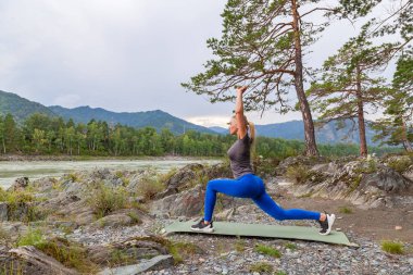 Seksi sıkı ganimet ile Sarışın güzel kadın tarafından germe yapıyor 
