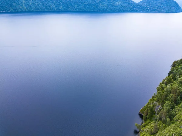 Veduta aerea del lago Teletskoye tra la montagna Altai — Foto Stock