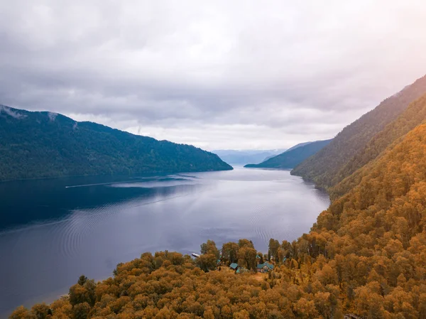 Veduta aerea del lago Teletskoye tra la montagna Altai — Foto Stock