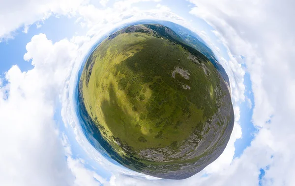 Vista aérea del planeta Tierra en forma de nuez con el ima — Foto de Stock