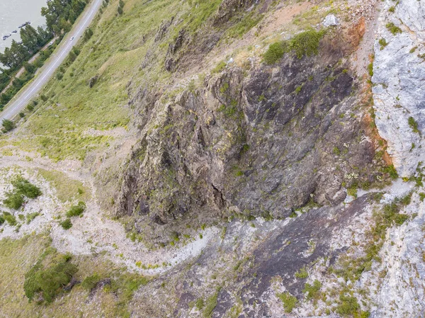 Paisaje del valle de una colina de montaña inundada de luz y — Foto de Stock