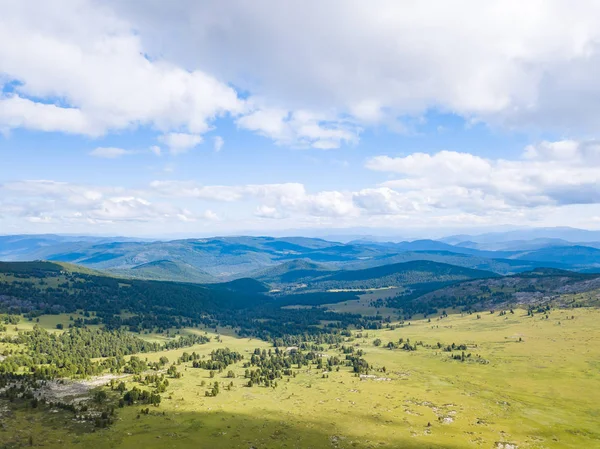 Landscape of the ridge covered with green trees and view a valle — Stock Photo, Image