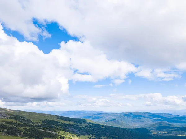 Modrá obloha s bílými mraky v létě v horách — Stock fotografie