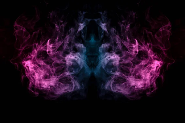 ホラーiの形で異なる青、赤、ピンクの色の煙 — ストック写真