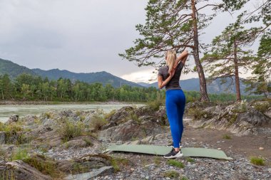 Seksi sıkı ganimet ile Sarışın güzel kadın tarafından germe yapıyor 