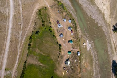 Küçük ho ile Altay Dağları'nda bir yerleşim havadan görünümü