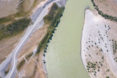 Altay'ın yeşille kaplı dağ zincirinin manzarası 