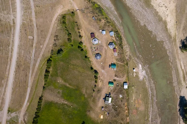 Küçük ho ile Altay Dağları'nda bir yerleşim havadan görünümü