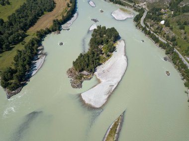 Yeşil bir dağ nehir ne üzerinde küçük bir taş adanın havadan görünümü