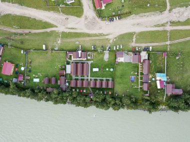 H sırasında dinlenmek için nehrin kıyısında özdeş evler